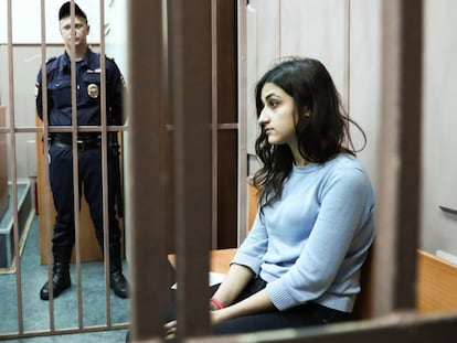 Krestina Khachaturian, uma das irmãs acusadas de matar seu pai, em uma das audiências judiciais em Moscou, em setembro.