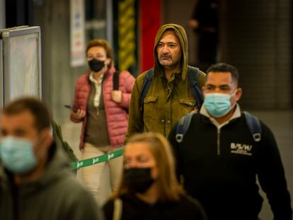 Varias personas, con y sin mascarilla, en la estación de Atocha de Madrid, este miércoles.