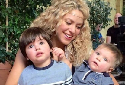 Shakira con sus hijos Milan (a la izquierda) y Sasha.