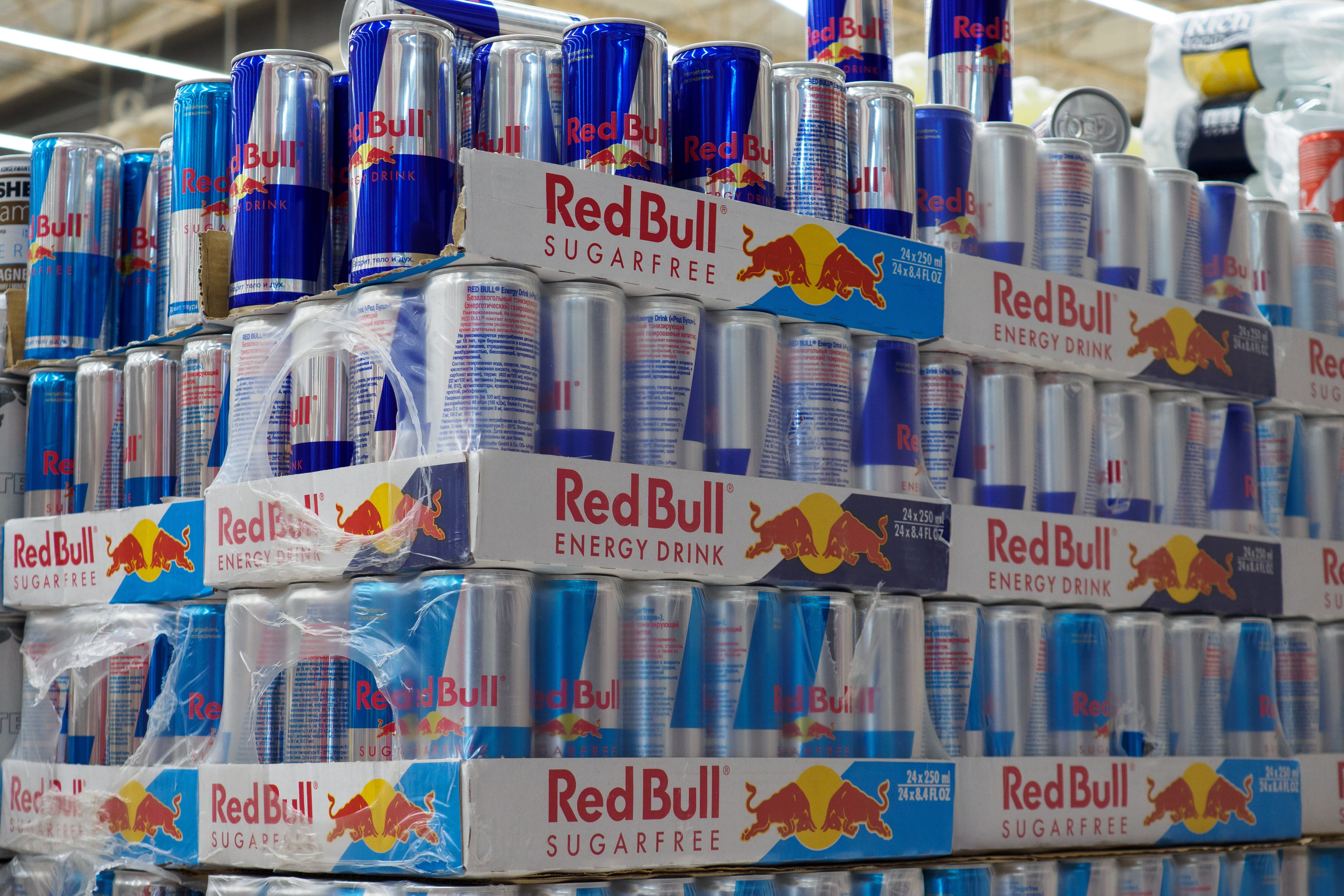 Las patronales critican la disparidad en la edad mínima para comprar bebidas energéticas