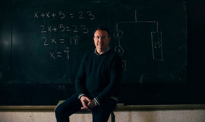 Julio Rodríguez Taboada, presidente de la Federación Española de Sociedades de Profesores de Matemáticas, el lunes en instituto As Barxas, en Moaña, Pontevedra, donde da clase.