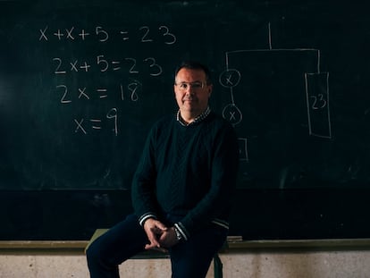 Julio Rodríguez Taboada, presidente de la Federación Española de Sociedades de Profesores de Matemáticas, el lunes en instituto As Barxas, en Moaña, Pontevedra, donde da clase.