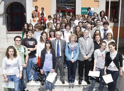 Alumnos y profesores de los equipos finalistas cántabros del concurso -del Colegio Nuestra Señora de la Paz y los institutos Fuente Fresnedo y Marqués de Santillana-. Junto a ellos, en el centro, la consejera de Educación de la comunidad, Rosa Eva Díaz Tezanos, y a su derecha, el subdirector de EL PAÍS José Manuel Calvo.