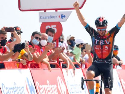 Damiano Caruso, celebra su victoria en la novena etapa de la Vuelta Ciclista a España, entre Puerto Lumbreras y el Alto de Velefique este domingo.