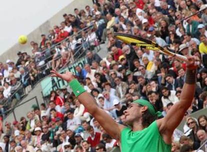 Rafa Nadal saca en su partido ante el francés Nicolas Devilder.