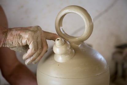 En su taller no usan maquinaria para realizar los botijos, salvo la que ayuda a limpiar las impurezas del barro y corta las pellas para cada pieza.