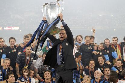 Mourinho levanta el trofeo ganado al Bayern de Múnich con el Inter en el Santiago Bernabéu, en 2010.