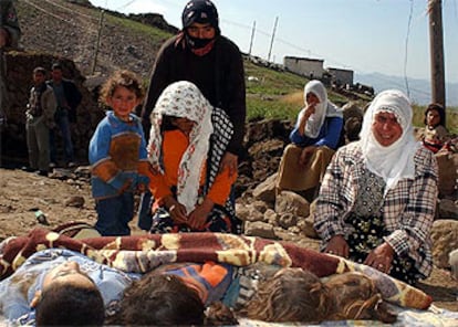 Mujeres turcas en el pueblo de Yigincal, ante los cadáveres de sus hijos muertos en el terremoto que sacudió el noreste de Turquía.