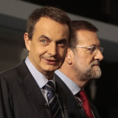 Zapatero y Rajoy, momentos antes del segundo debate televisivo.