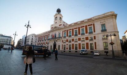 Transeúntes caminan por la Puerta del Sol, en Madrid (España).