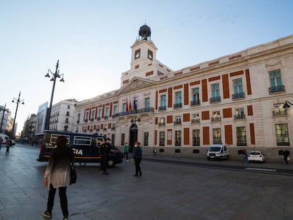 Transeúntes caminan por la Puerta del Sol, en Madrid (España).