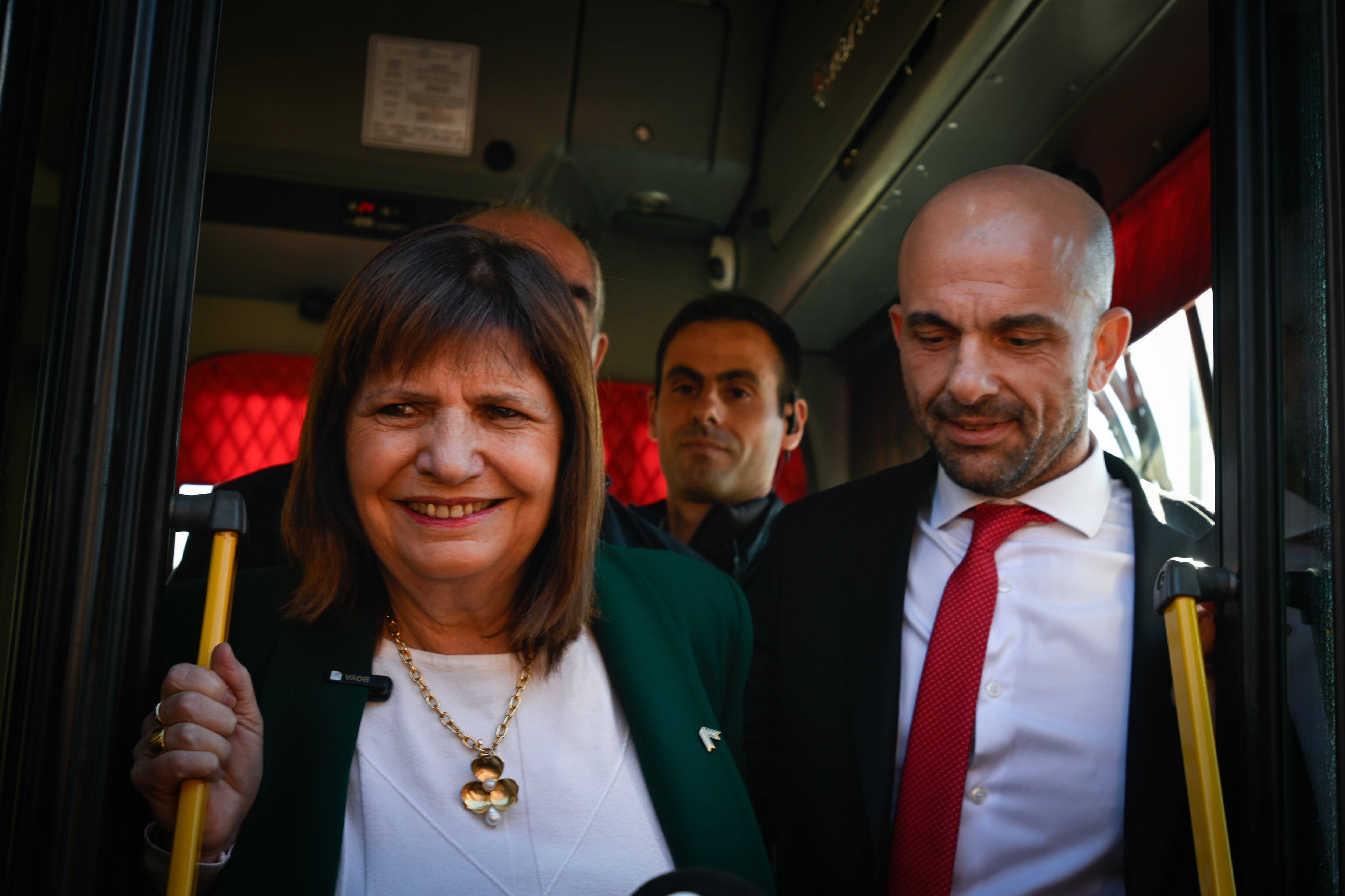 La ministra de Seguridad, Patricia Bullrich, y el secretario de Transporte, Franco Mogetta, se suben a un colectivo en la estación de trenes de Constitución.