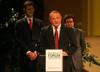 Urdangarin, con Jean-Marie Leblanc (en primer t&eacute;rmino) y Jaume Matas en el Foro del Deporte, en 2005.