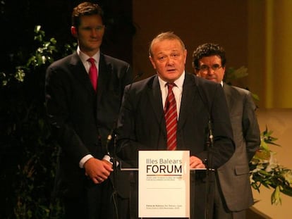 Urdangarin, con Jean-Marie Leblanc (en primer t&eacute;rmino) y Jaume Matas en el Foro del Deporte, en 2005.