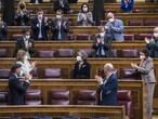 Diputados del Congreso aplauden a la exministra de Sanidad María Luisa Carcedo, impulsora de la nueva norma, tras la aprobación de la ley de la eutanasia.  