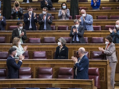 Diputados del Congreso aplauden a la exministra de Sanidad María Luisa Carcedo, impulsora de la ley de eutanasia.