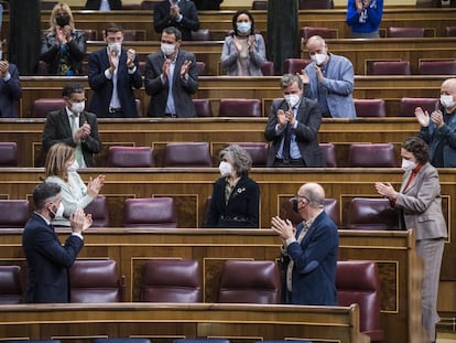 Diputados del Congreso aplauden a la exministra de Sanidad María Luisa Carcedo, impulsora de la ley de eutanasia.