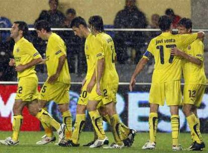 Los jugadores del Villarreal celebran el gol de Nilmar.