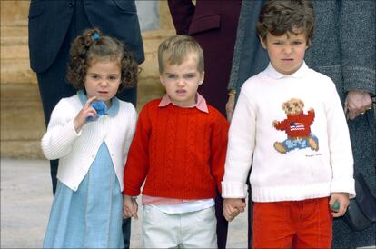 Felipe (a la derecha) posa con su primo mayor Juan Urgangarin y su hermana, Victoria Federica.