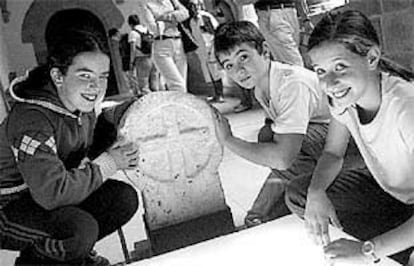 Los estudiantes visitan las estelas en el Museo donostiarra San Telmo.