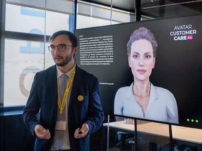 Demostración del servicio de atención al cliente en el metaverso en el centro de innovación de Covisian en Turin.