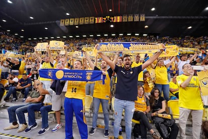 Aficionados del Gran Canaria animan al equipo durante la final de este miércoles en el Gran Canaria Arena. 