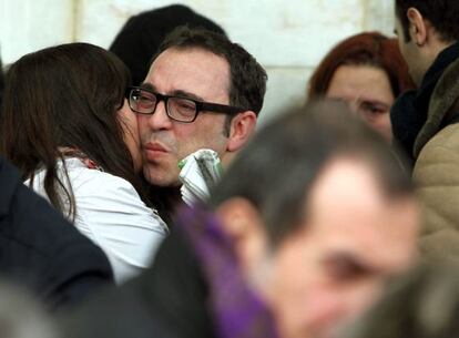 El director Sergi Belbel a la salida del funeral por la actriz Anna Lizaran celebrado hoy en el tanatorio de Les Corts de Barcelona.