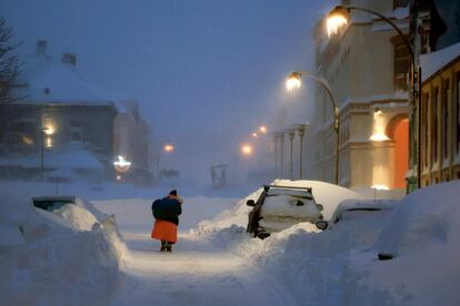 Una persona camina por una calle cubierta de nieve en Kristiansand (Noruega), este miércoles. 