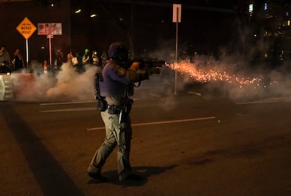 Un miembro de las fuerzas del orden dispara municiones no letales durante una manifestación, en Austin, Texas, el 9 de junio de 2025.