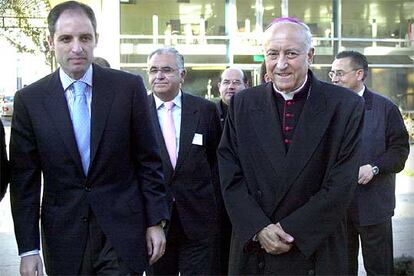Francisco Camps, Juan Cotino y el arzobispo García Gasco en la inaguración de las jornadas <i>Cristianos en sociedad</i> a finales de 2003.