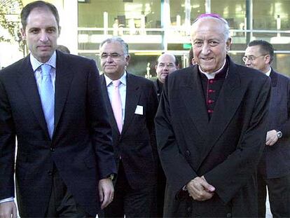 Francisco Camps, Juan Cotino y el arzobispo García Gasco en la inaguración de las jornadas <i>Cristianos en sociedad</i> a finales de 2003.