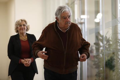 La actividad polítca de Carmena trascendió fronteras. La buena relación con los ediles de Barcelona, París, Londres o Nueva York así como con los de capitales latinoamericanas tejió una red municipal global. En noviembre de 2016, el expresidente uruguayo José Mujica se encontró con Manuela Carmena en el Ayuntamiento de Madrid.