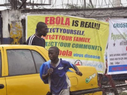 Carteles de alerta por la epidemia de &eacute;bola en Monrovia (Liberia).