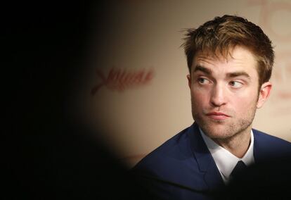 El actor británico Robert Pattinson participa en una rueda de prenda por la presentación de la película "Good Time" en el ámbito del 70º Festival Internacional de Cine de Cannes.