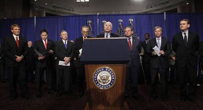 El "Grupo de los Ocho" durante la presentación del proyecto de ley.