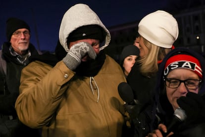 Daniel Ball's father, on the left, talks to his son in jail, unable to hold back his tears, after learning that he will be released thanks to Trump's pardon. On the right, in the foreground, Sherri Hefner.
