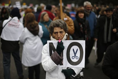 Una mujer durante la protesta en defensa de la sanidad pública en Madrid.