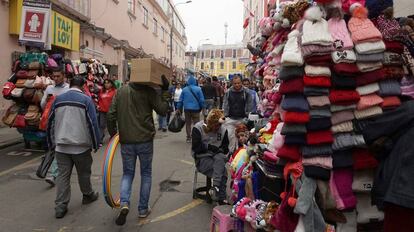 Comerciantes y compradores, en el Mercado Central de Lima.