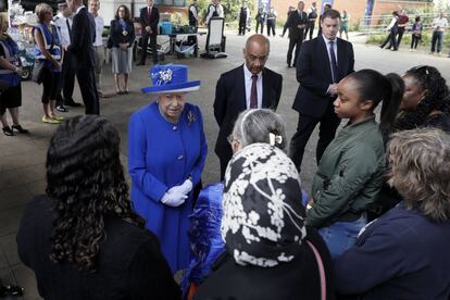 La Reina conversa con varios afectadas por el incendio, en el pabellón de deportes Westway donde han sido rehalojados.
