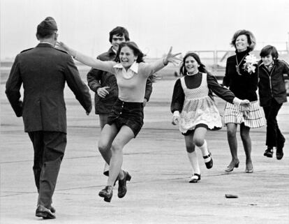 El prisionero de guerra, Coronel Robert L. Stirm, es recibido por su familia tras su liberación, a su llegada a la base de Travis de las Fuerzas Aereas americanas, en California, el 17 de marzo de 1973.