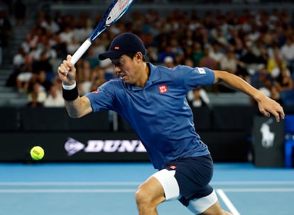 Nishikori intenta devolver la pelota durante el partido de la primera ronda contra Monteiro.