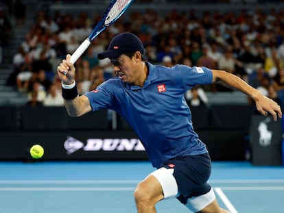 Nishikori intenta devolver la pelota durante el partido de la primera ronda contra Monteiro.