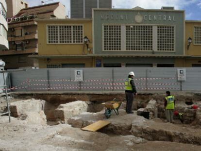 Catas arqueol&oacute;gicas frente al mercado central de Elche