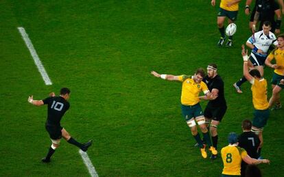 Dan Carter marca un drop decisivo, 24-17 contra Australia.