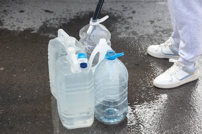 Llenado de garrafas de agua potable, este jueves en Humilladero (Málaga).