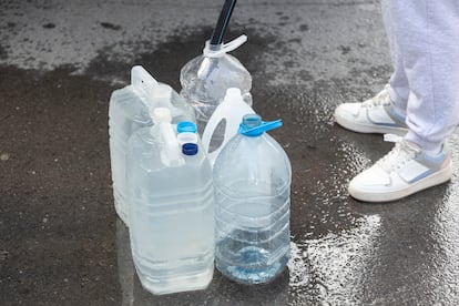 Llenado de garrafas de agua potable, este jueves en Humilladero (Málaga). 