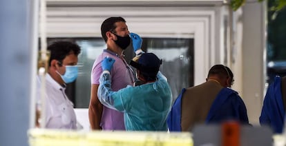 Personal medico realiza prueba de coronavirus a un hombre en Miami, Florida.