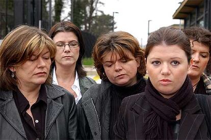 Las hermanas de Robert McCartney Paula, Catherine, Gemma, Claire y Donna, a su llegada a una entrevista con el cónsul de la ONU Dean Pittman en Belfast.