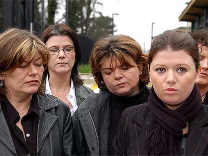 Las hermanas de Robert McCartney Paula, Catherine, Gemma, Claire y Donna, a su llegada a una entrevista con el cónsul de la ONU Dean Pittman en Belfast.