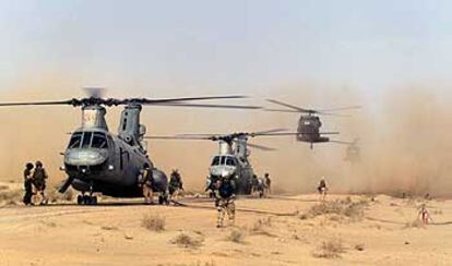 Tres helicópteros estadounideses hacen un alto en el desierto para repostar antes de dirigirse al norte.